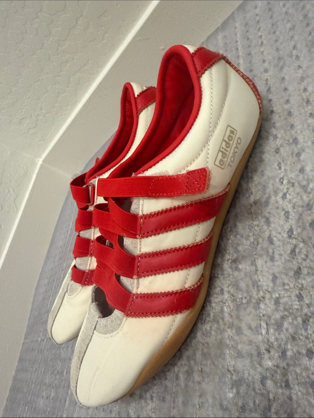 adidas tae kwon do Tokyo Women’s White Sneakers with Red Stripes 9 1/2